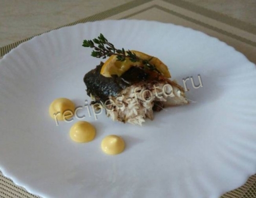 Скумбрия с лимоном и зеленью в духовке в фольге