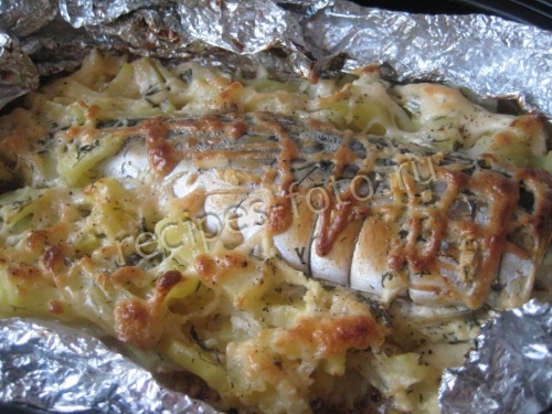 Скумбрия запеченная в духовке с картошкой в фольге