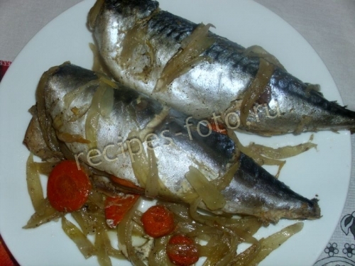 Скумбрия запеченная с луком и лимонным соком в духовке