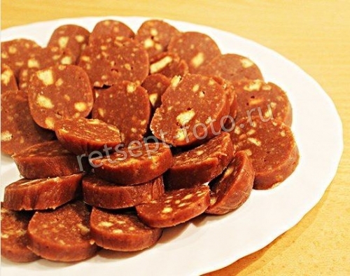 Сладкая колбаска из печенья и какао с молоком