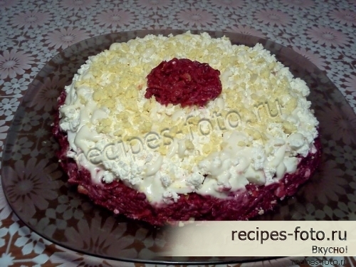 Слоеный салат из вареной свеклы с творогом и чесноком