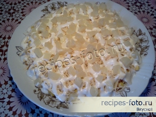 Слоеный салат с курицей и ананасами