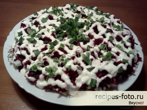Слоеный салат с соленой скумбрией и корейской морковью