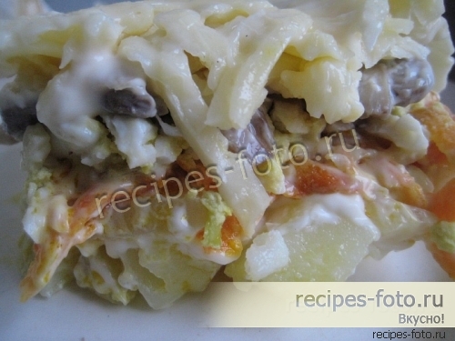 Слоеный салат с жареными грибами, яйцами и сыром