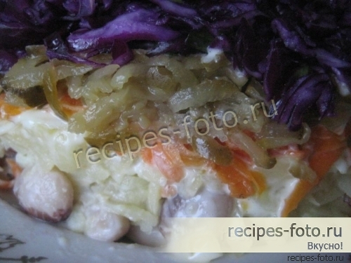 Слоеный зимний салат с фасолью и красной капустой