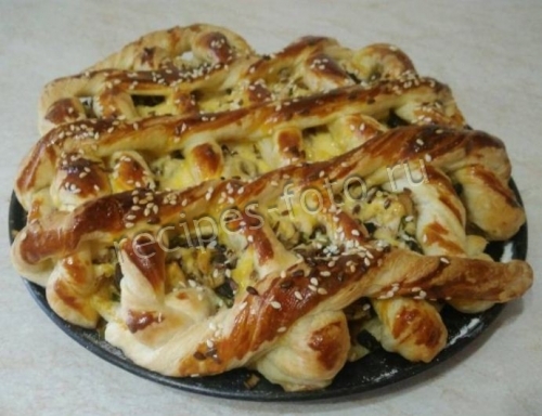 Слоеный пирог с курицей и грибами