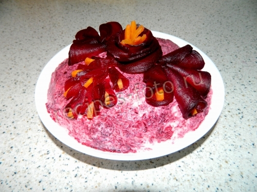 Слоеный салат "Нежность" с копченой курицей и свеклой на праздник