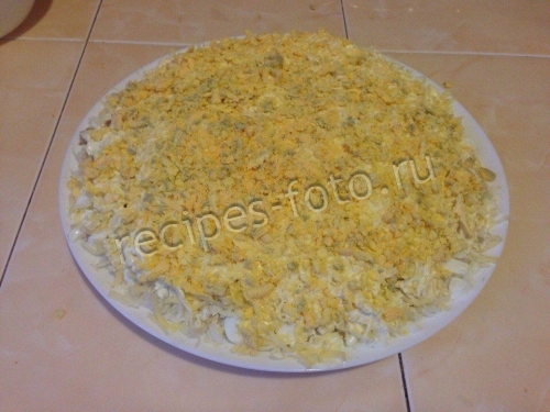 Слоеный салат из печени трески с рисом и сыром