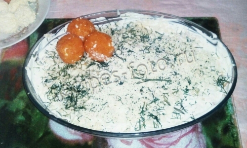 Слоеный салат с копченой курицей и помидорами на праздник