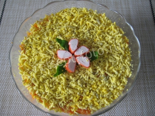 Слоеный салат с крабовыми палочками и грибами