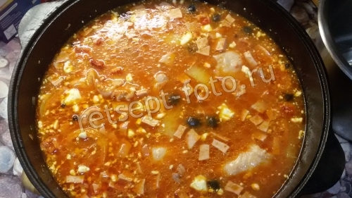 Солянка с колбасой и курицей в казане дома