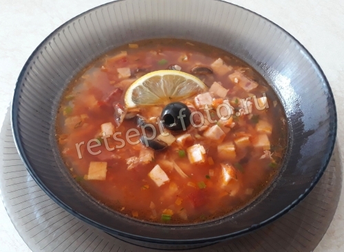 Солянка с курицей, ветчиной и вяленой говядиной