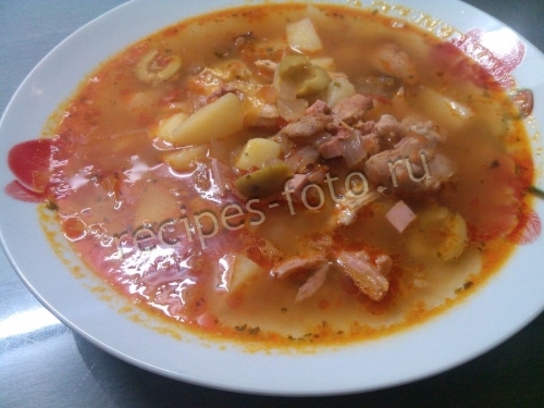 Солянка сборная мясная с колбасой, курицей, мясом и маслинами: домашний рецепт с фото