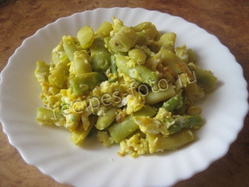 Спаржевая фасоль с чесноком и яйцом
