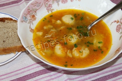 Суп с клецками из манки на курином бульоне