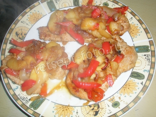 Свинина с яблоками, перцем и медом на сковороде