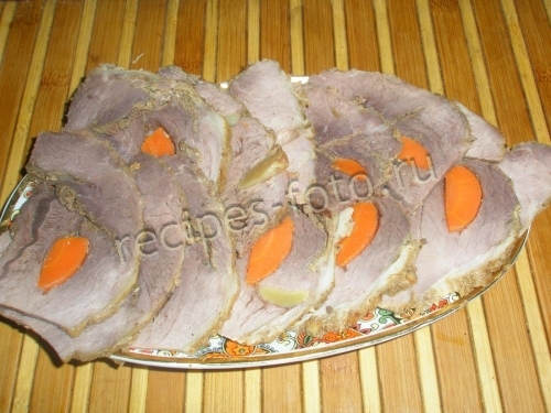 Свинина шпигованная морковью и чесноком запеченная в духовке: рецепт с фото