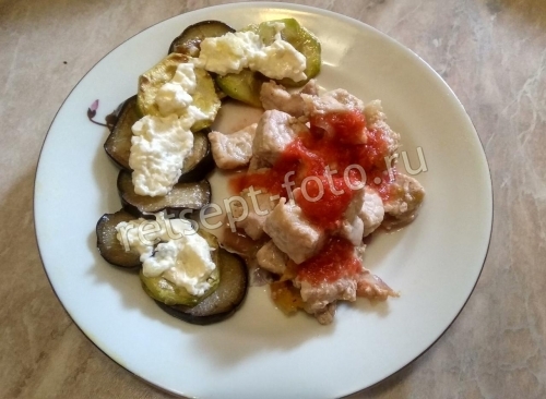 Свинина в вине с овощами и соусом