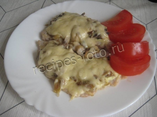 Свиные отбивные с грибами и сыром на сковороде