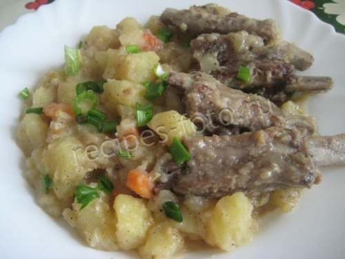 Свиные ребрышки с картошкой на сковороде