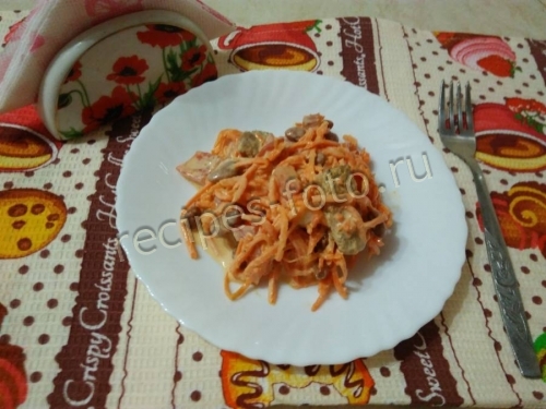 Сытный салат с копченой курицей, помидорами и сухариками