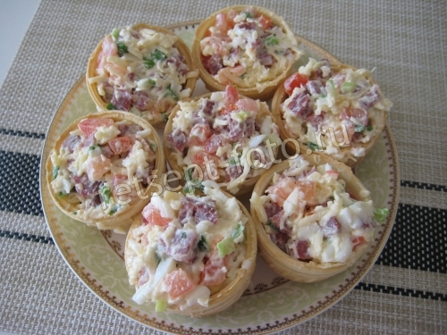 Тарталетки с колбасой, сыром и помидорами
