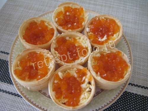 Тарталетки с красной икрой и сыром