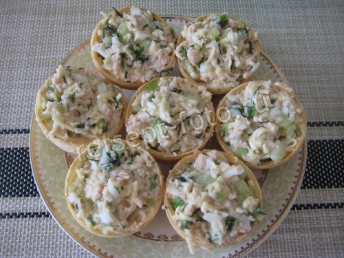 Тарталетки с печенью трески, яйцом и огурцом