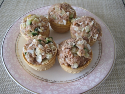 Тарталетки с тунцом и огурцом