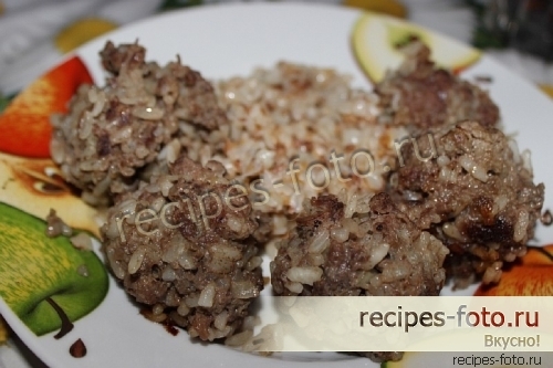 Тефтели из фарша с рисом на сковороде