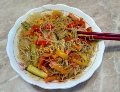 Теплый салат с фунчозой и овощами