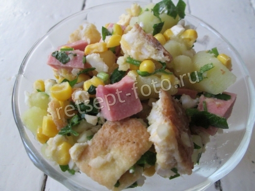 Теплый салат с картофелем и колбасой