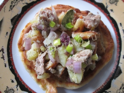 Теплый салат с картофелем и рыбными консервами