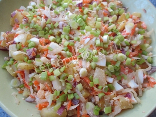Теплый салат с жареной картошкой и квашеной капустой