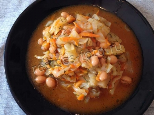 Тушеная капуста с фасолью