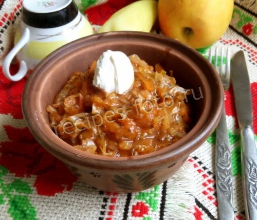 Тушеная капуста с яблоками без мяса на сковороде