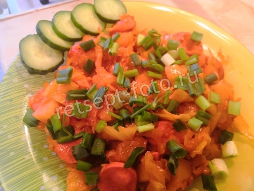 Тушеная капуста с картошкой и сосисками на сковороде