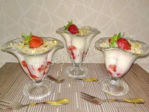 Творожное желе с клубникой и бананом