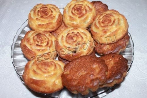 Творожные кексы с изюмом и курагой в силиконовых формочках