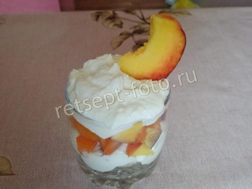 Творожный десерт с фруктами и хлебцами