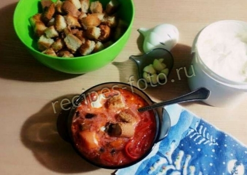 Украинский борщ с говядиной и сухариками