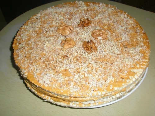 Вафельный торт со сгущенкой, орехами и кофе