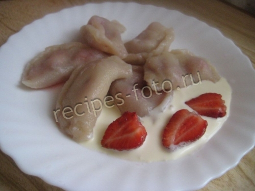 Вареники с клубникой на кефире без яиц