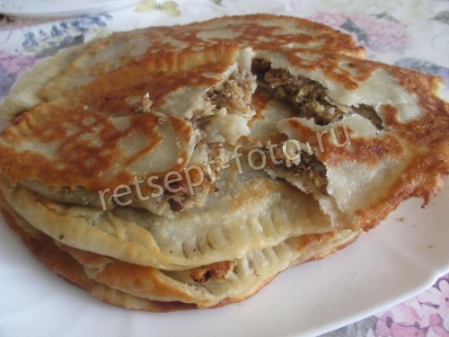 Вегетарианские чебуреки с чечевицей и капустной