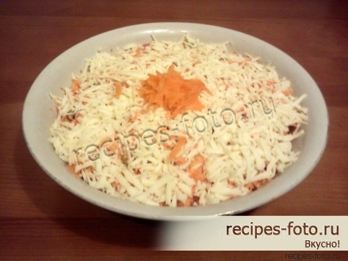 Витаминный салат из свежей моркови с сыром и чесноком