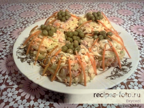 Вкусный праздничный салат с беконом и свежей капустой