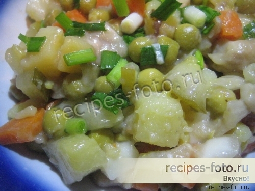Вкусный салат с грибами жареными, солеными огурцами, морковью и картошкой