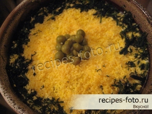 Вкусный салат с курицей и хреном слоями