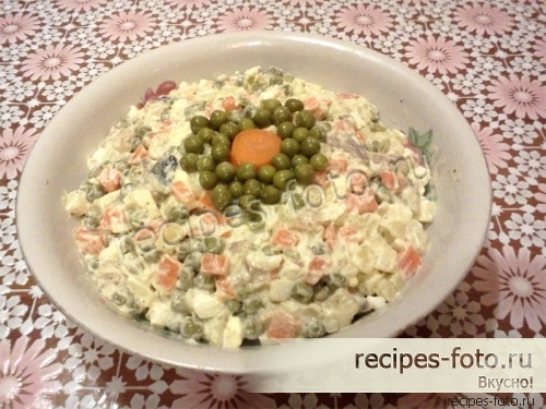 Вкусный зимний салат с соленой скумбрией и яйцом