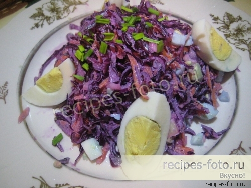 Вкусный салат со свежей красной капустой и яйцом